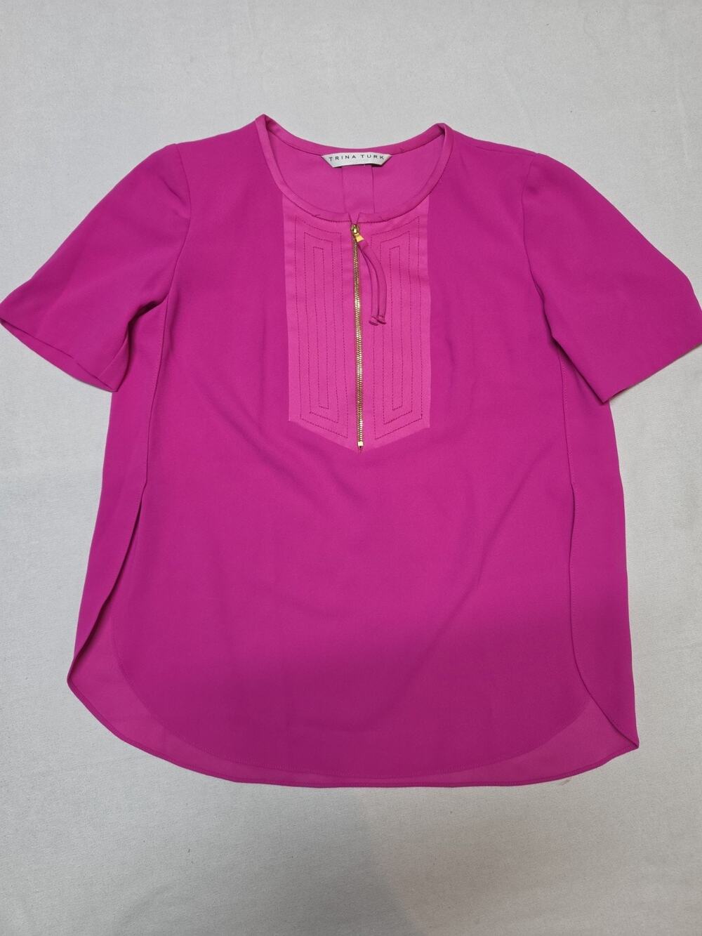 Trina Turk Women’s Hot Pink Short Sleeve Blouse Gold Zip Front Tunic Top